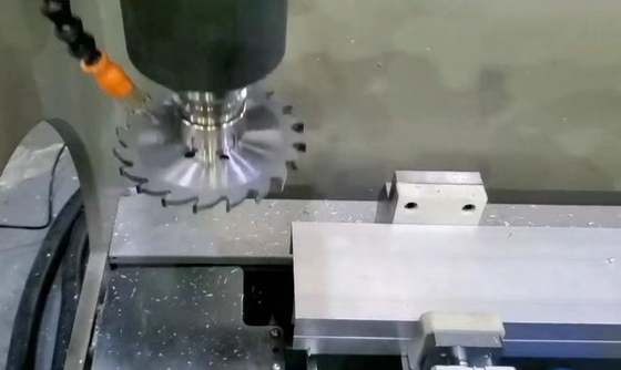 3 محورات مركز معالجة محورية تحكم CNC العمل مع المحور 3 جوانب على منطقة باب النافذة