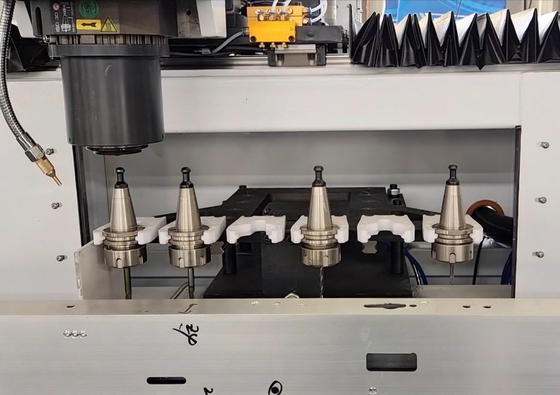 3200mm 3000mm الألومنيوم UPVC عمودي مشغل CNC مركز التصنيع