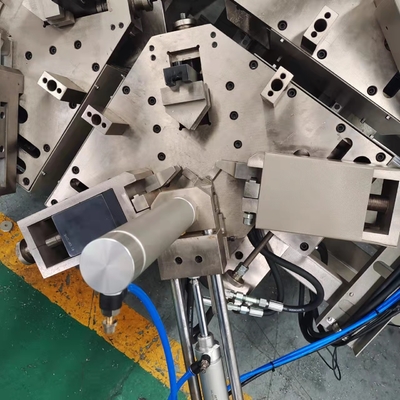 7.5kw آلة العقص الزاوية باستخدام الحاسب الآلي لنوافذ الألومنيوم والباب ركن العقص