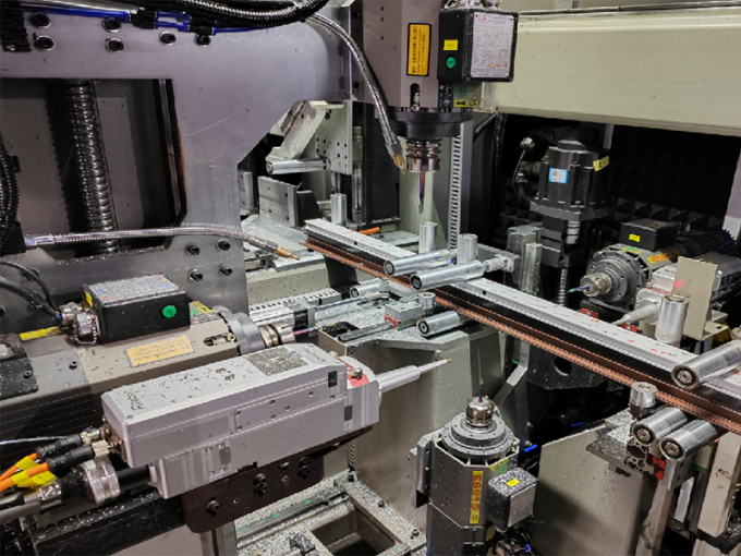 آلومنيوم نافذة الباب آلومنيوم محور قطع والحفر مركز الطحن 1